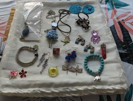 Gros lot de 50 bijoux fantaisie divers neuf