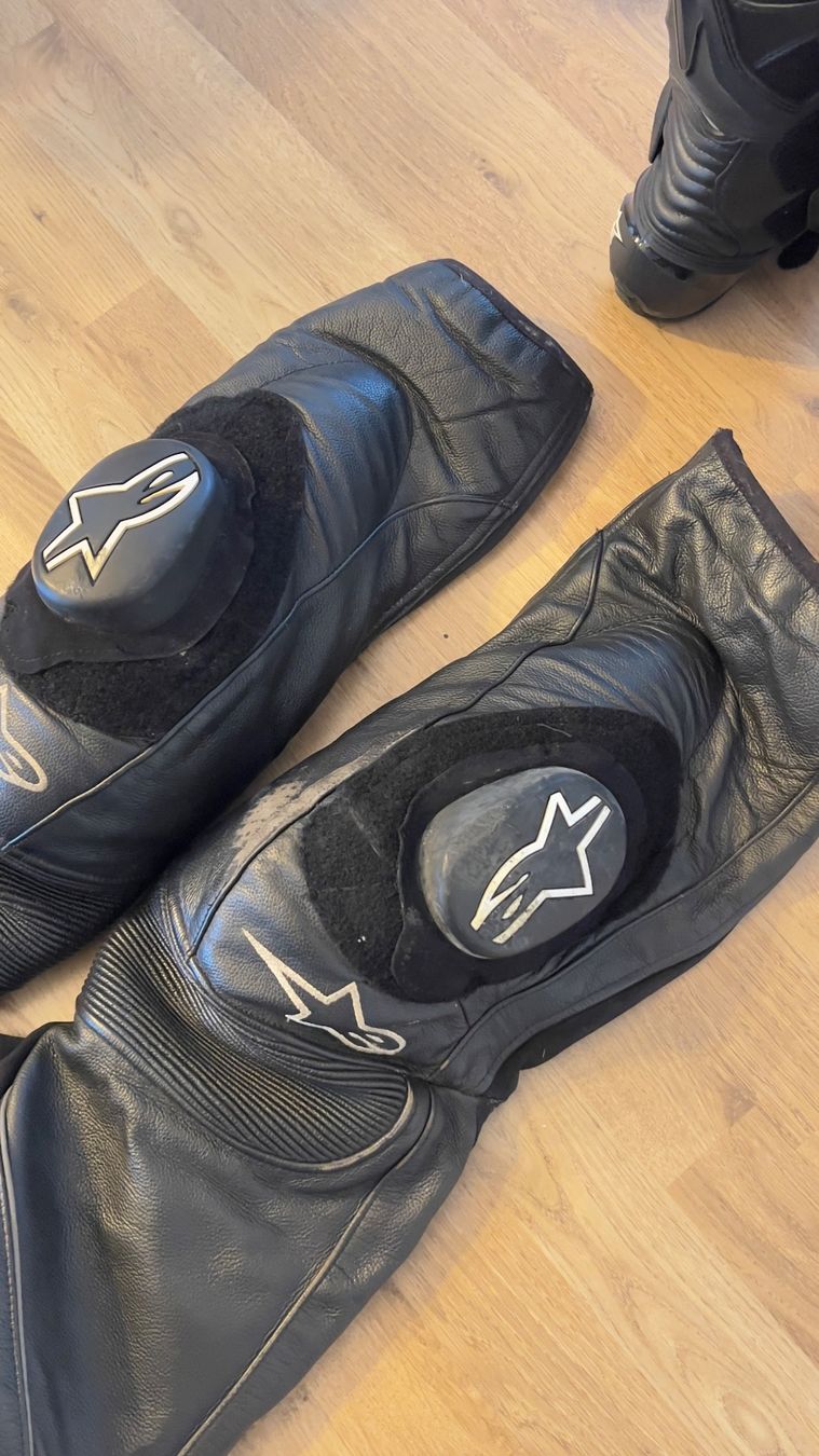 Kleiderpakete: Alpinestars Motorrad Schuhe + Hose – Gebraucht aus Netstal von lancina 1
