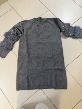 Graues Strickkleid mit KunstPelz und Perlen - Grösse S