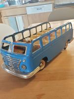 antiker Blechbus, mit Fahrer, in gutem Zustand