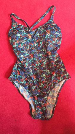 Sehr schöner Badeanzug mit Blumen (36)