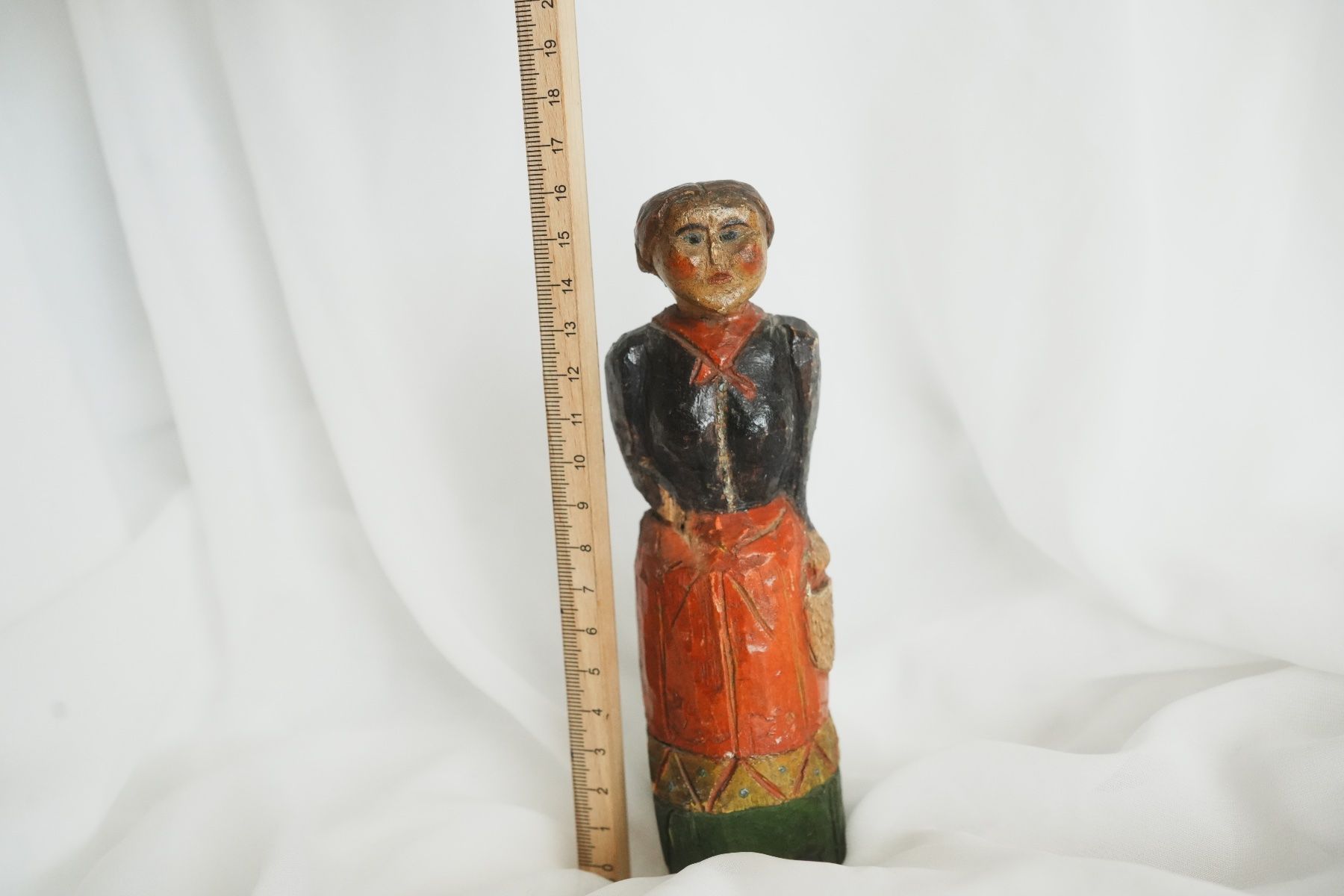 Statuette: Handgeschnitzte Holzfigur einer sitzenden Frau mit Handspieg – Usato da Volketswil venduto da HeredisAntiques 4