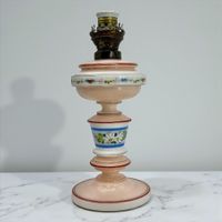 Lampe ancienne en opaline rose décor floral peint à la main