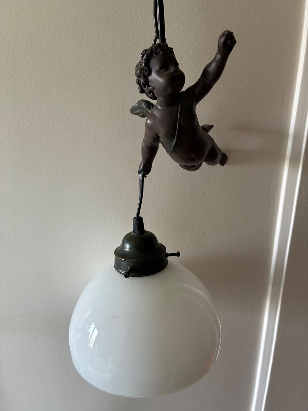 Lampade: Hängeleuchte / Lampe mit Putto – Usato da Zürich venduto da Mauersegler