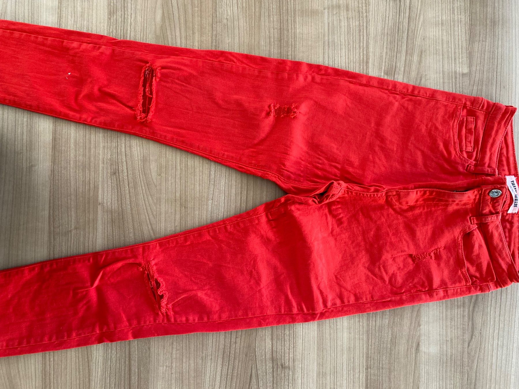 Tally Weijl Pantaloni: Rote Tally Weijl Jeans mit Loechern, Groesse 36 – Usato da La Tour-de-Peilz venduto da leu_hnf6 2