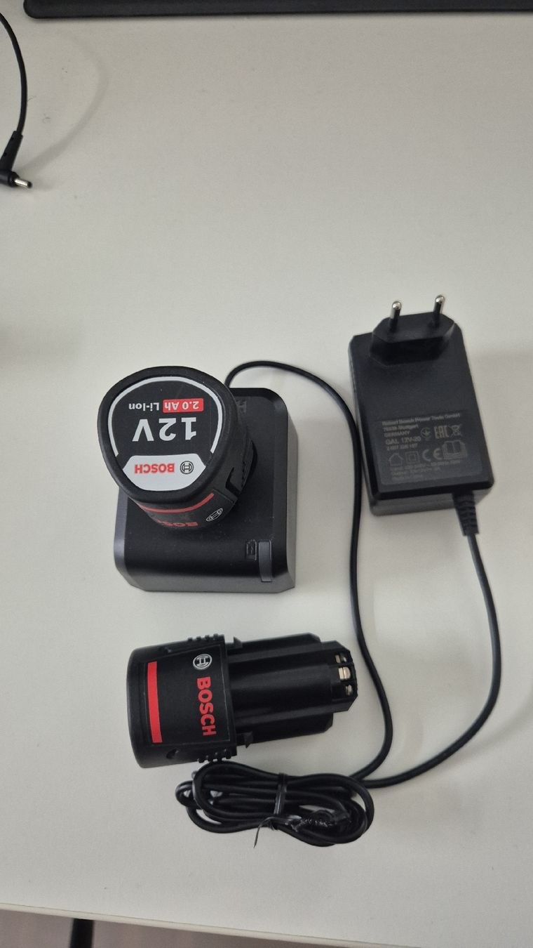 Bosch Akkus & Batterien: 2x Bosch 12V Akku mit Ladegerät – Gebraucht aus Gais von rt-aus-g