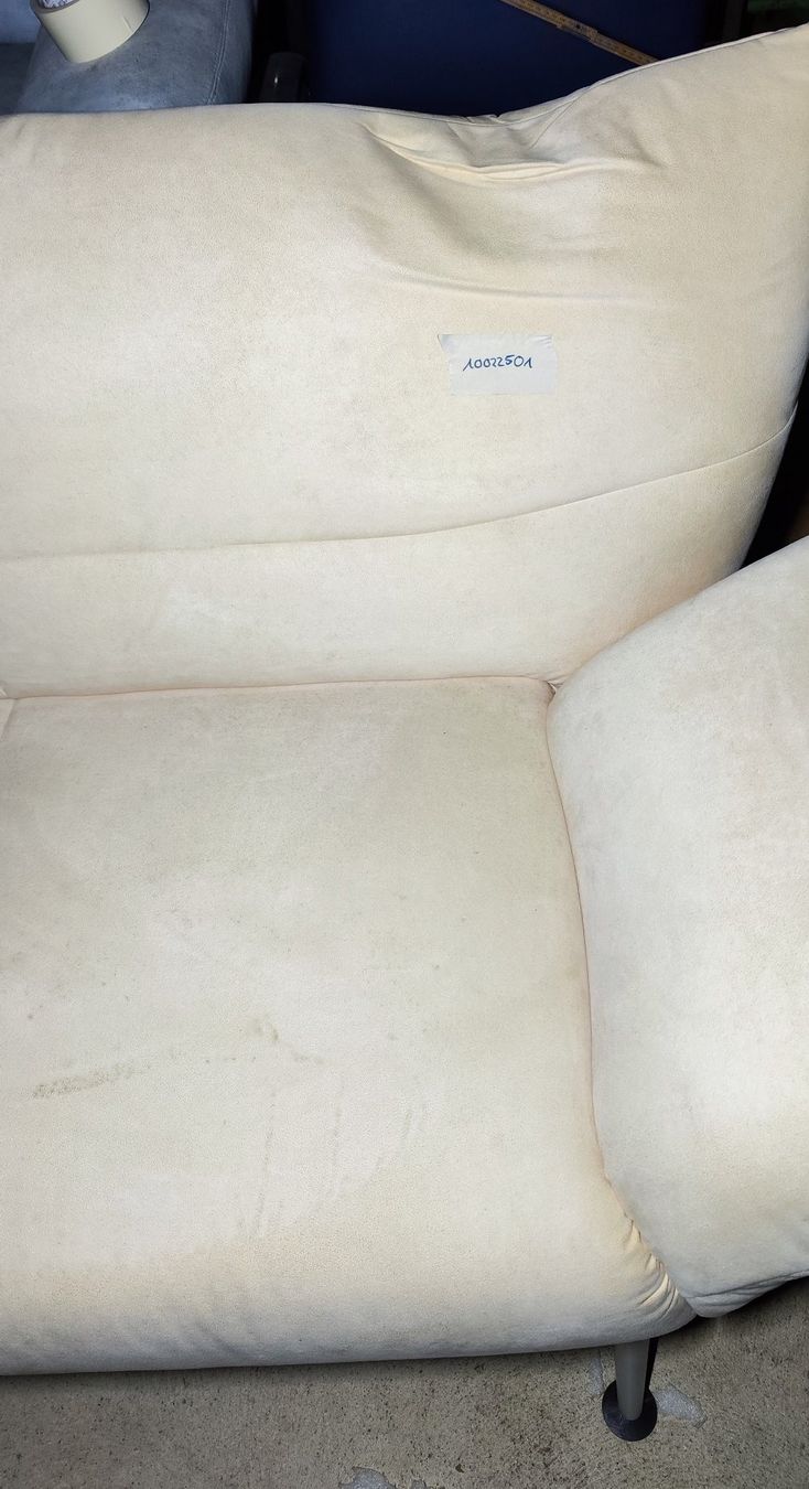 Sofas: 2er Sofa, Bezug Alcantara beige – D'occasion à Rorschacherberg par snOOpydOg11 7