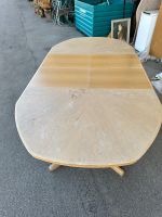 Esstisch aus Holz ausziehbar mit Gebrauchsspuren