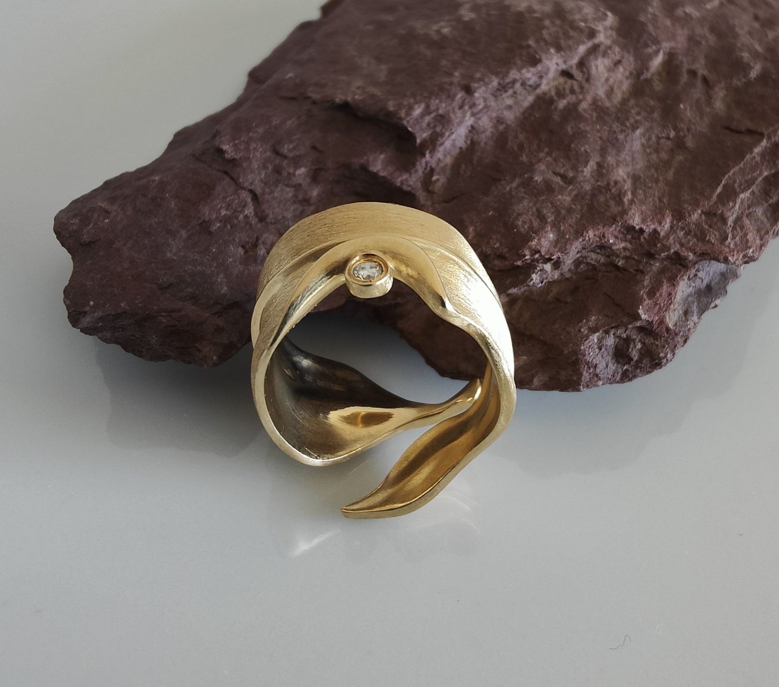 Anelli: Ring in Form eines Blattes, mit Brilliant als Tautropfen – Nuovo e nell'imballaggio originale da Rümlang venduto da 21f 2