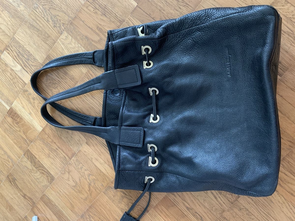 Borse da donna: Salvatore ferragamo leder tasche schwarz – Usato da Zürich venduto da Nikuska32 6