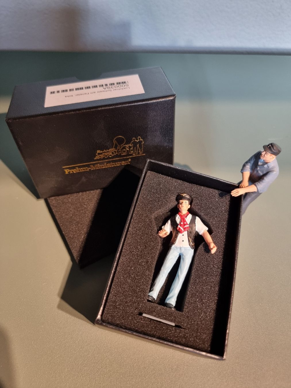 Modelleisenbahnen: Prehm-Miniaturen Figur Lokführer mit Box und Heizer – Neu und originalverpackt aus Aarburg von 11866