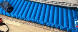 Skyroc Leichtluftmatratze mit integrierter Pumpe – 195 × 60