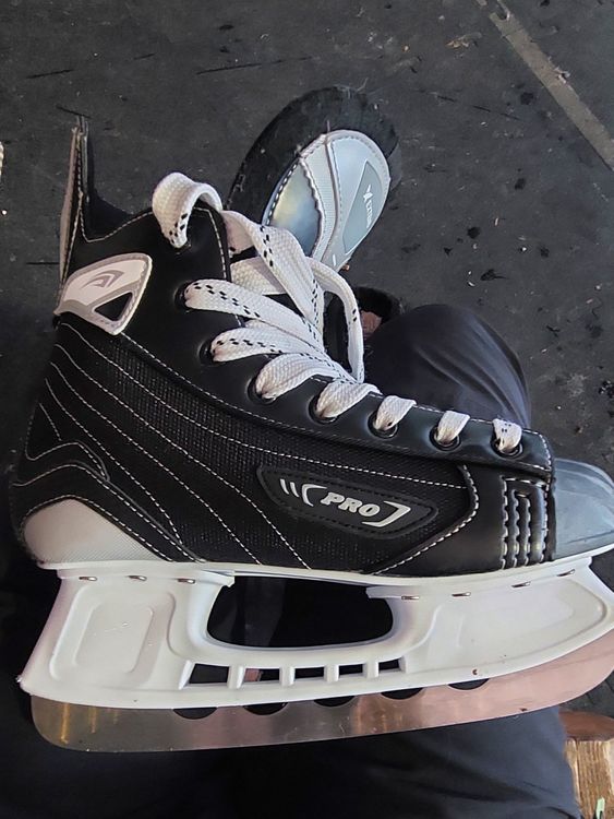 Patins à Glace Riedell 255 Motion Taille 7.5 - Noirs, Lames Eclipse Astra, Niveau Intermédiaire, Occasion