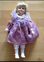 Alte Porzellanpuppe mit Kleidchen