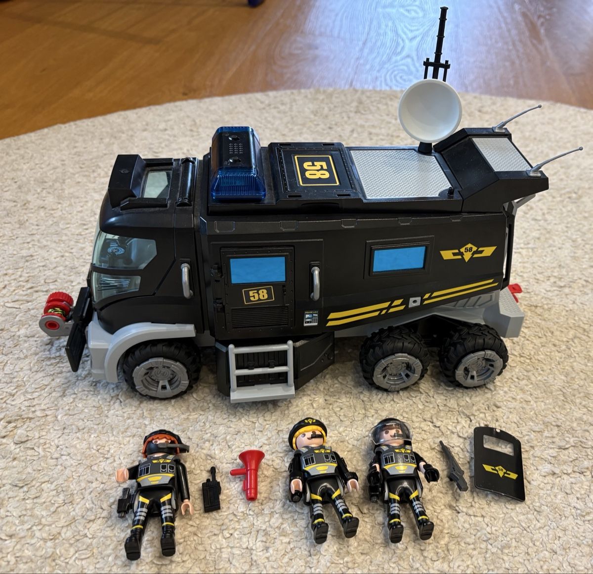 Playmobil Spielzeuge: Playmobil Polizei Einsatzwagen mit Zubehör – Gebraucht aus Muhen von mic_9shd