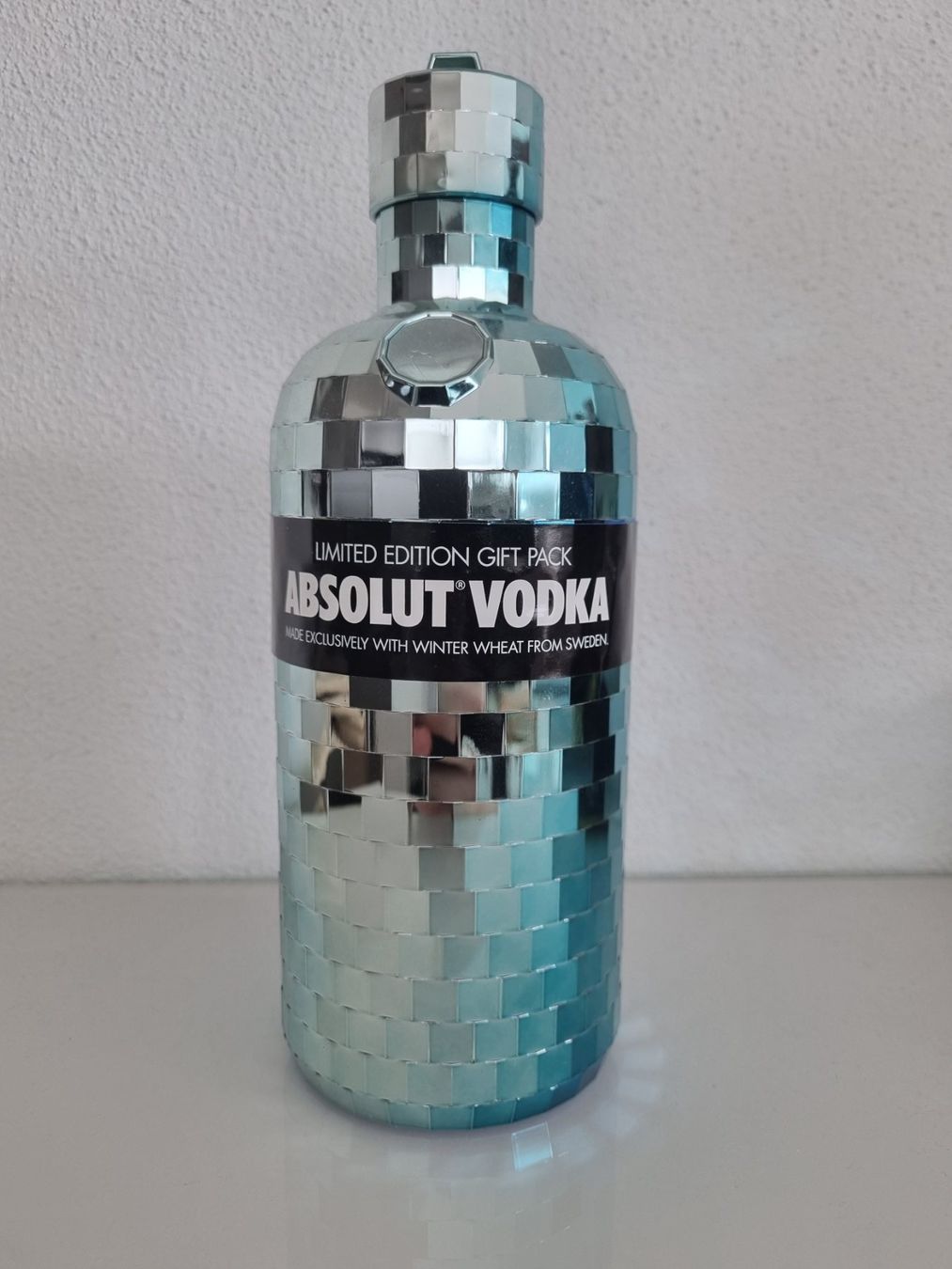Absolut Vodka Spirituosen: Absolut Vodka Disco Blue, 1 Liter, Limited Edition – Neu und originalverpackt aus St. Erhard von ITR1727 1