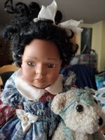 Puppe mit Teddy, schwarze  Haare, blaues Kleid