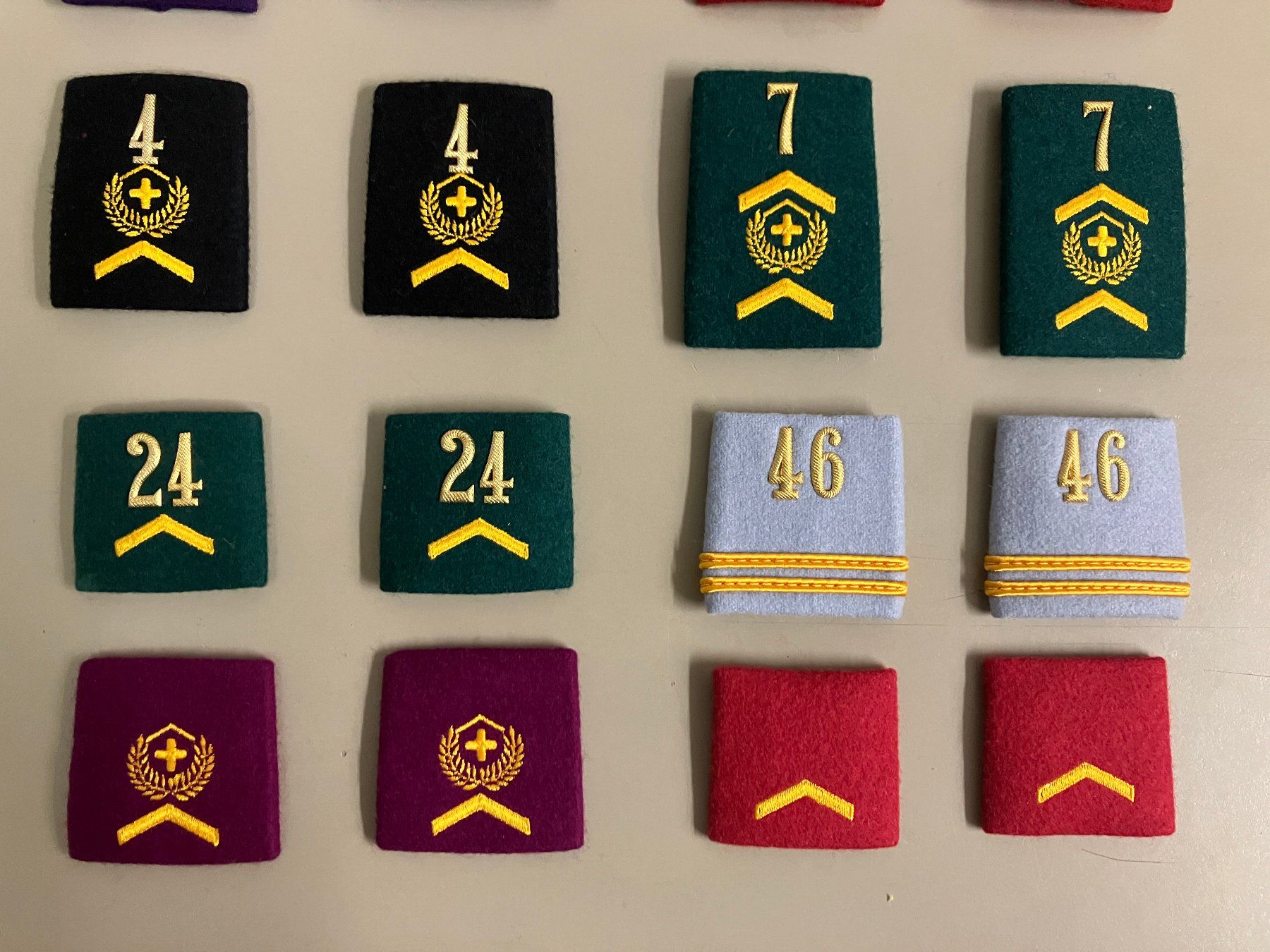 Schweizer Armee Plaketten & Abzeichen: Abzeichen Set Swiss Army, 19 Stk. – Gebraucht aus Riedholz von mastercom 2