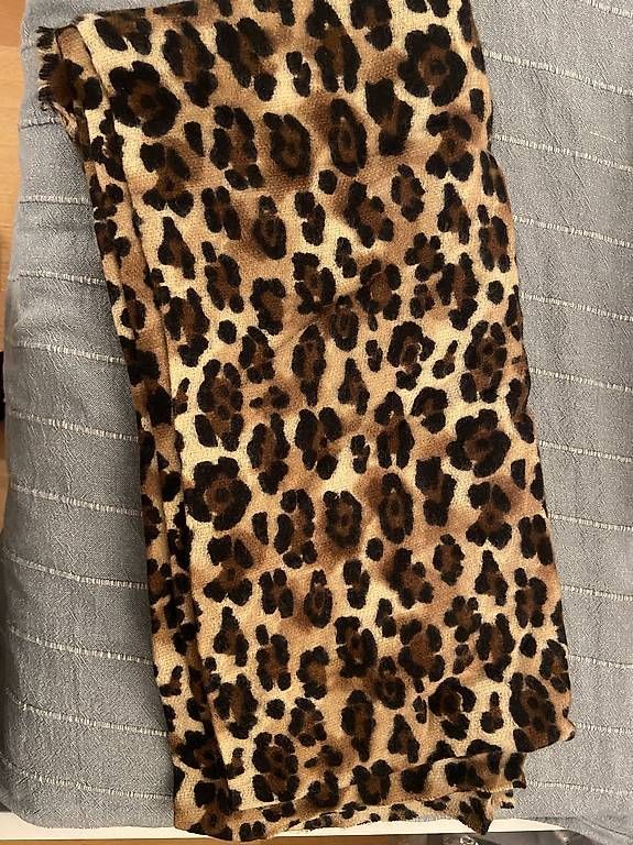 Foulard & Sciarpe: Leoparden Schal  – Usato da Oberglatt ZH venduto da val_wq29