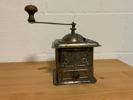 Antike Kaffeemühle, Handmühle aus Grossmutters Zeiten
