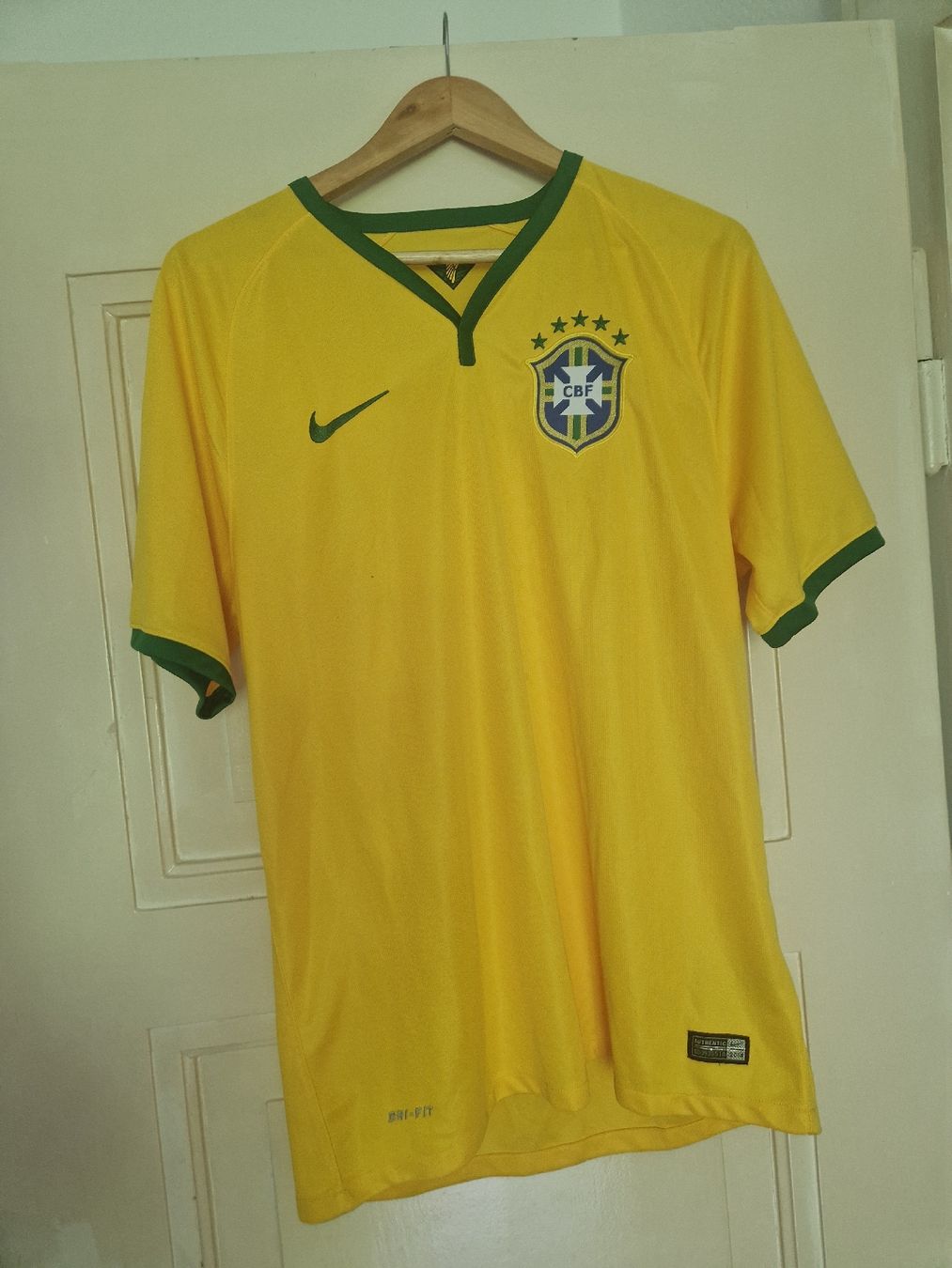 Nike Canottiere & Pantaloni: Brasilien Trikot Nike – Usato da Basel venduto da DMAU