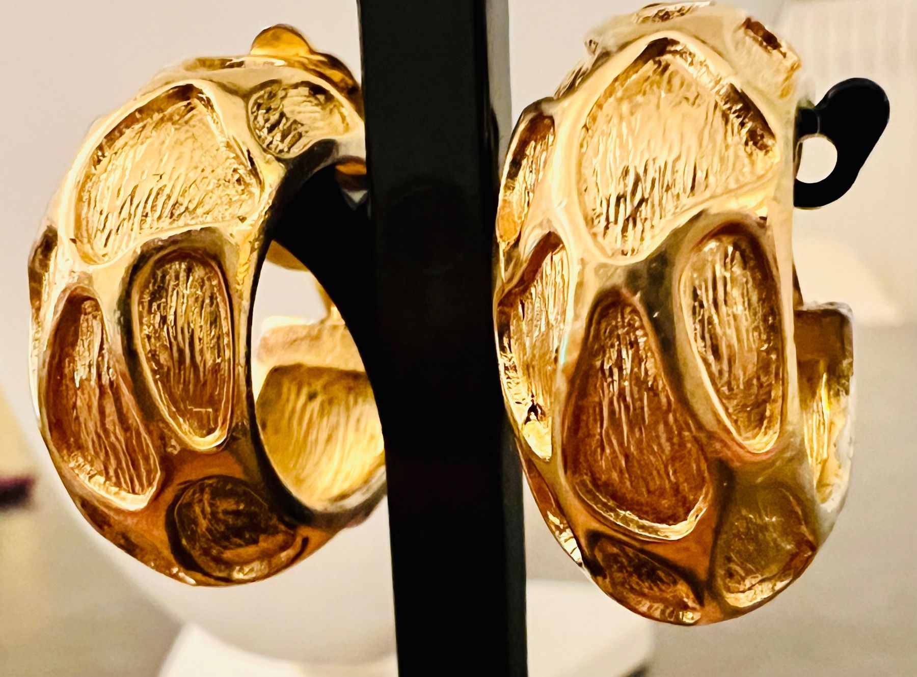 Dior Ohrringe & -stecker: Dior boucles d’oreilles stylée motif léopard – Gebraucht aus Nyon von stylevintage79 2
