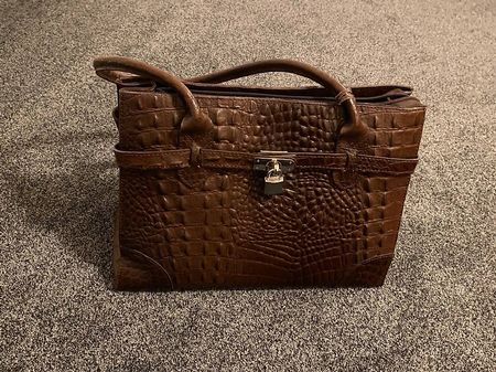 Neuwertige Handtasche in der Farbe braun