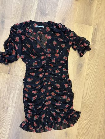 Robe noire avec petites fleurs