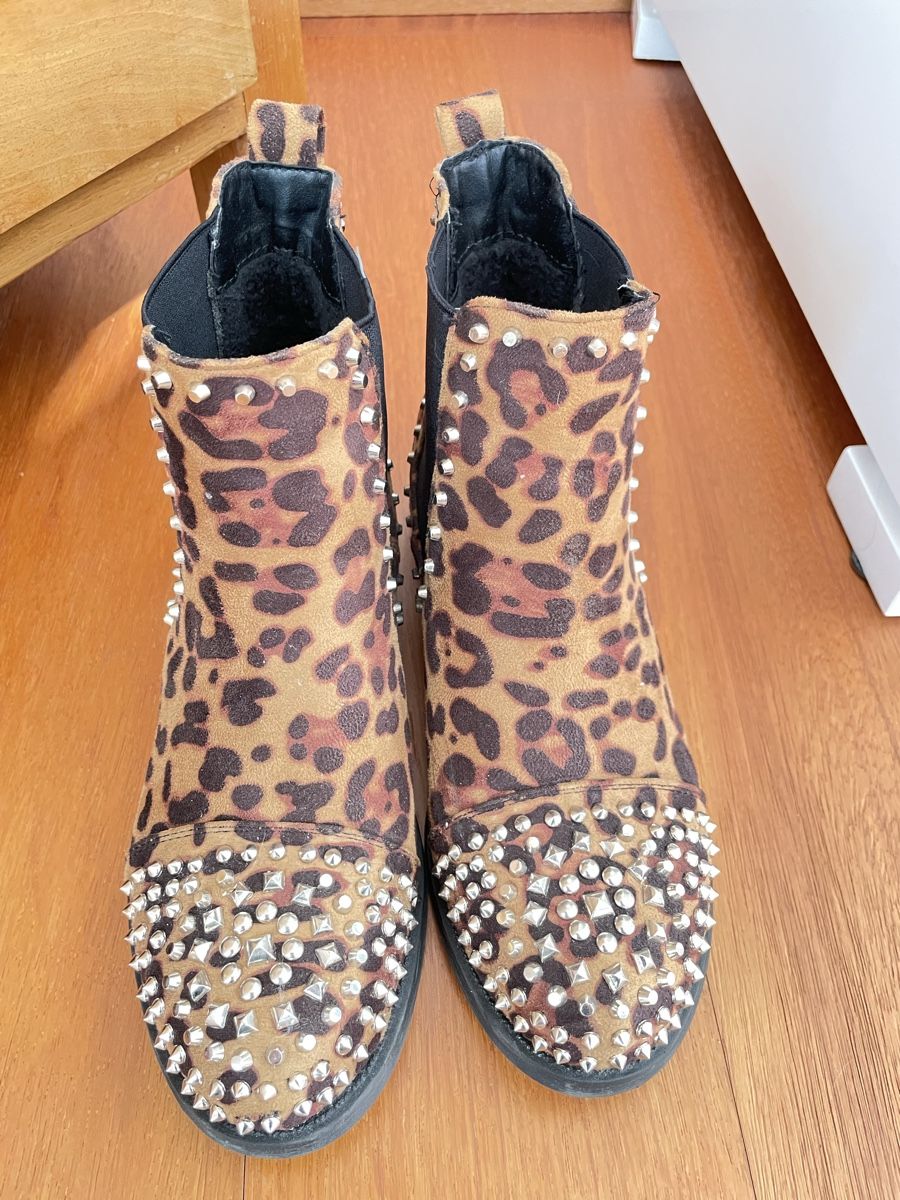 Chaussures femmes: Stiefeletten mit Nieten – D'occasion à Ennetbürgen par scriccolo