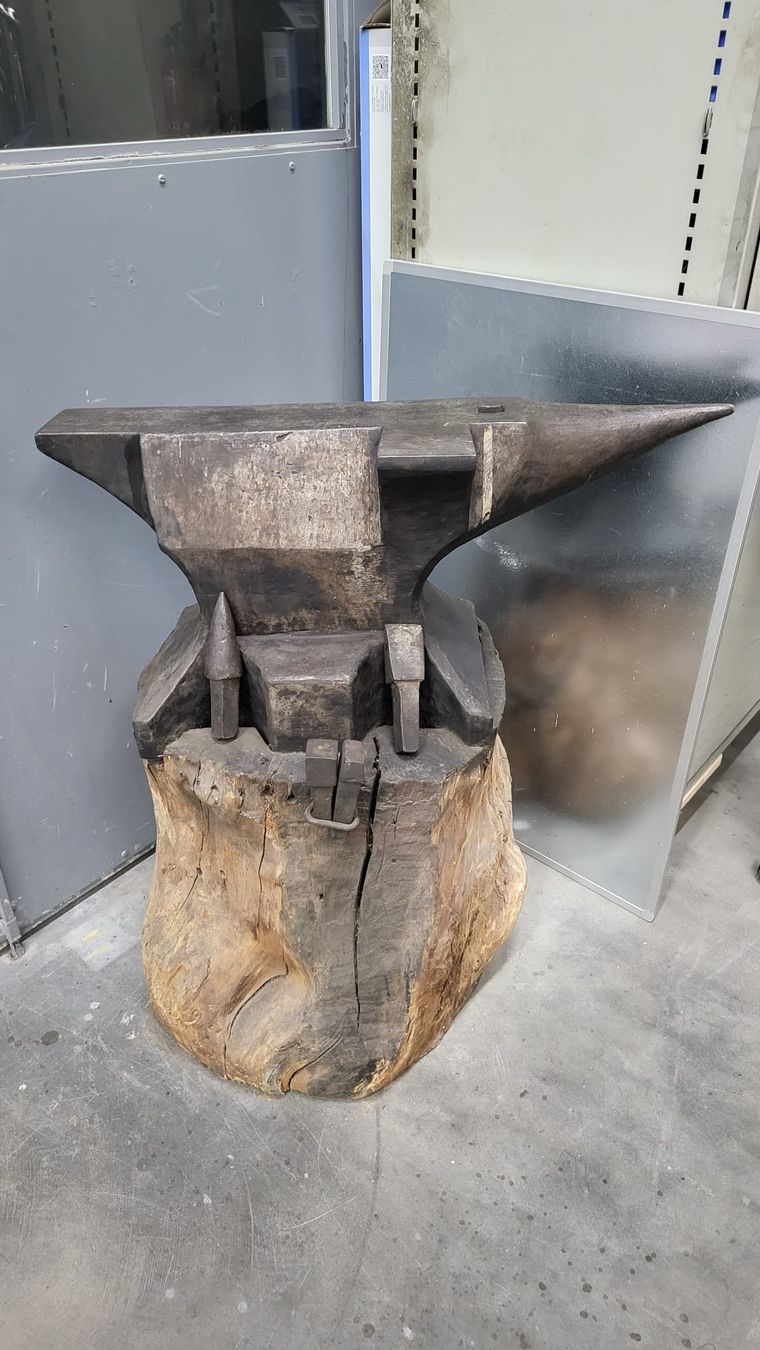 Attrezzi da lavoro: Amboss mit Holzfuss und Einsätzen – Usato da Hallwil venduto da cao_x7wb
