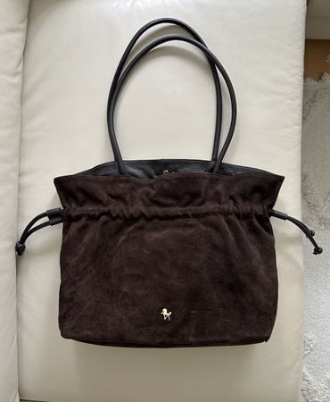 Marken Schultertasche aus Wildleder, choco braun