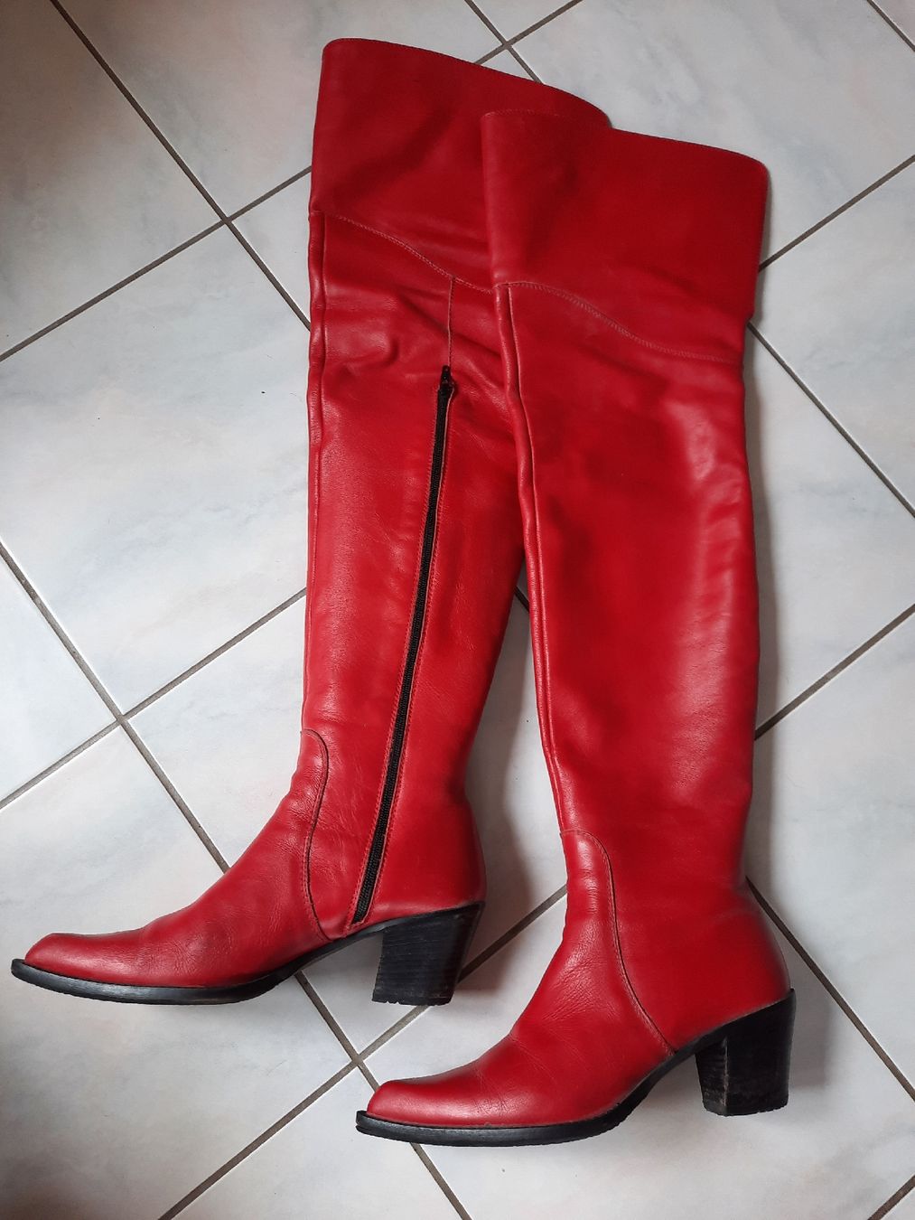 Chaussures femmes: CUISSARDES, en CUIR ROUGE – D'occasion à Le Locle par marylise01