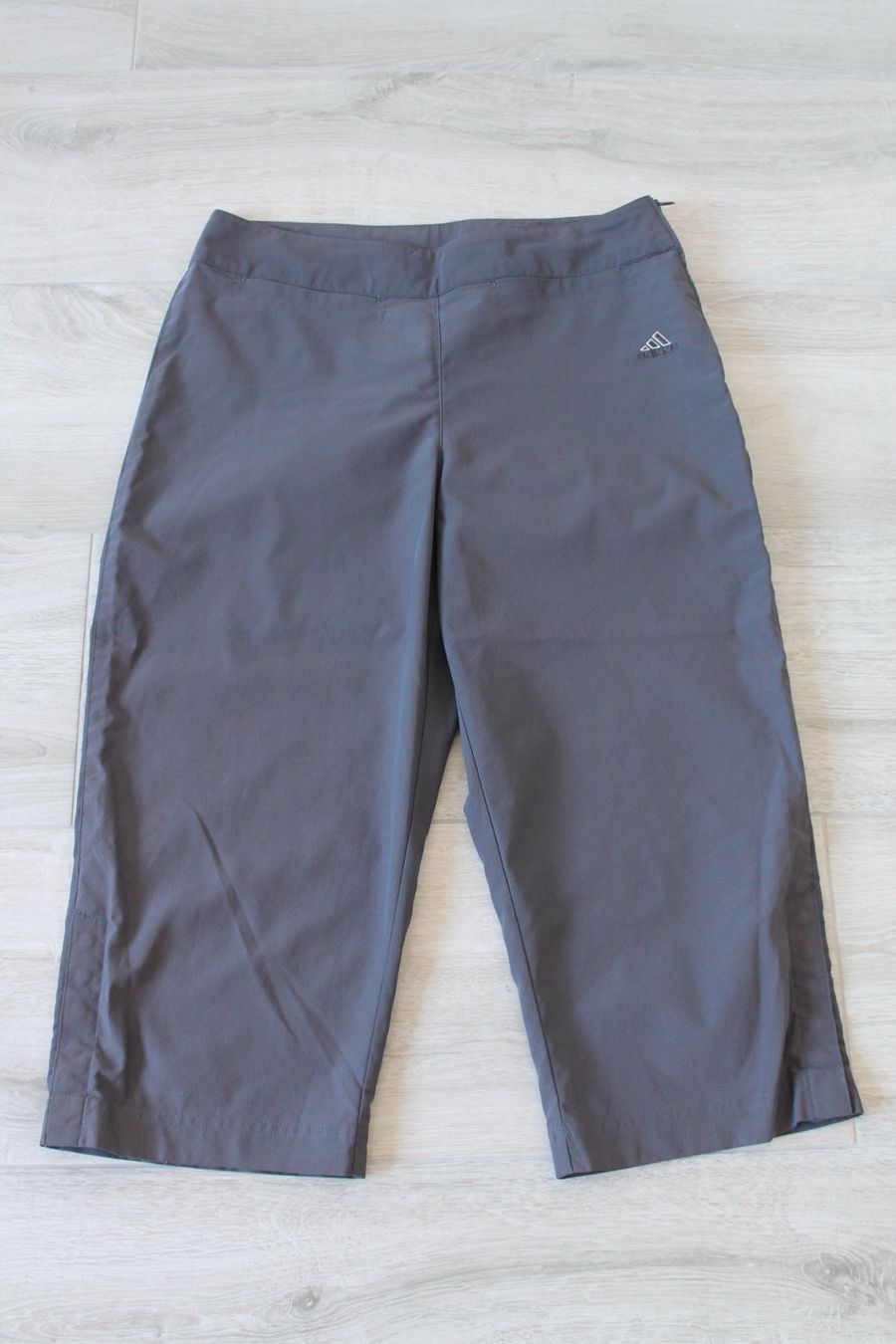 Adidas Hosen: Pantacourt ADIDAS taille 42 – Gebraucht aus Chez-le-Bart von jasse
