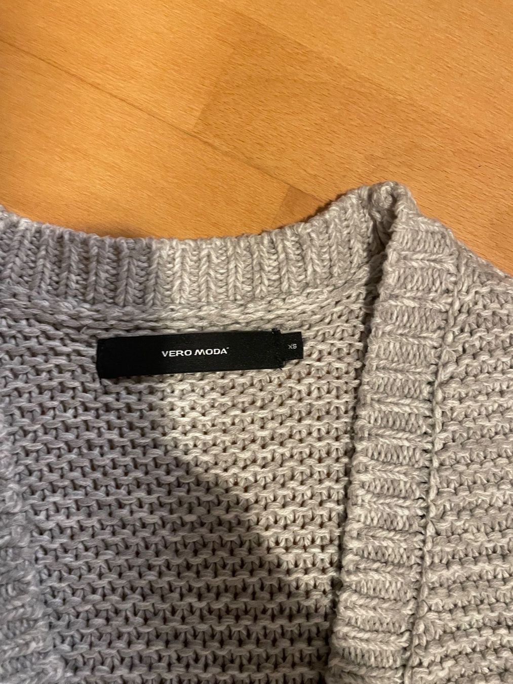 Vero Moda Giacche: Grauer Vero Moda Strickjacke, Grösse XS, "Jäckli" – Usato da Hubersdorf venduto da JanasHeartTreasures 1