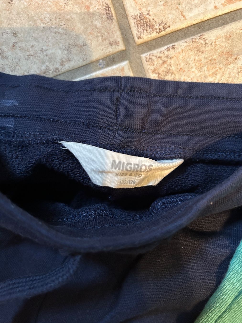 Pantaloni: Hose kurz, Gr. 122/128, 2 Paar – Usato da Reichenburg venduto da nanuk015 2