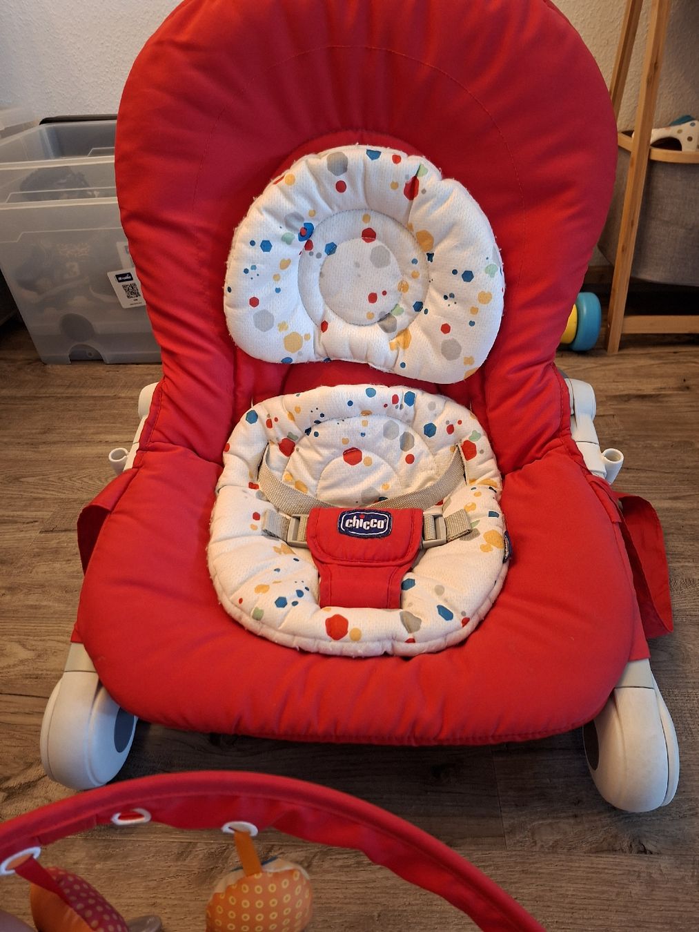 Chicco Wippen & Schaukeln: Chicco Babywippe rot mit Spielbogen – Gebraucht aus Winterthur von Ausmisten2026 1