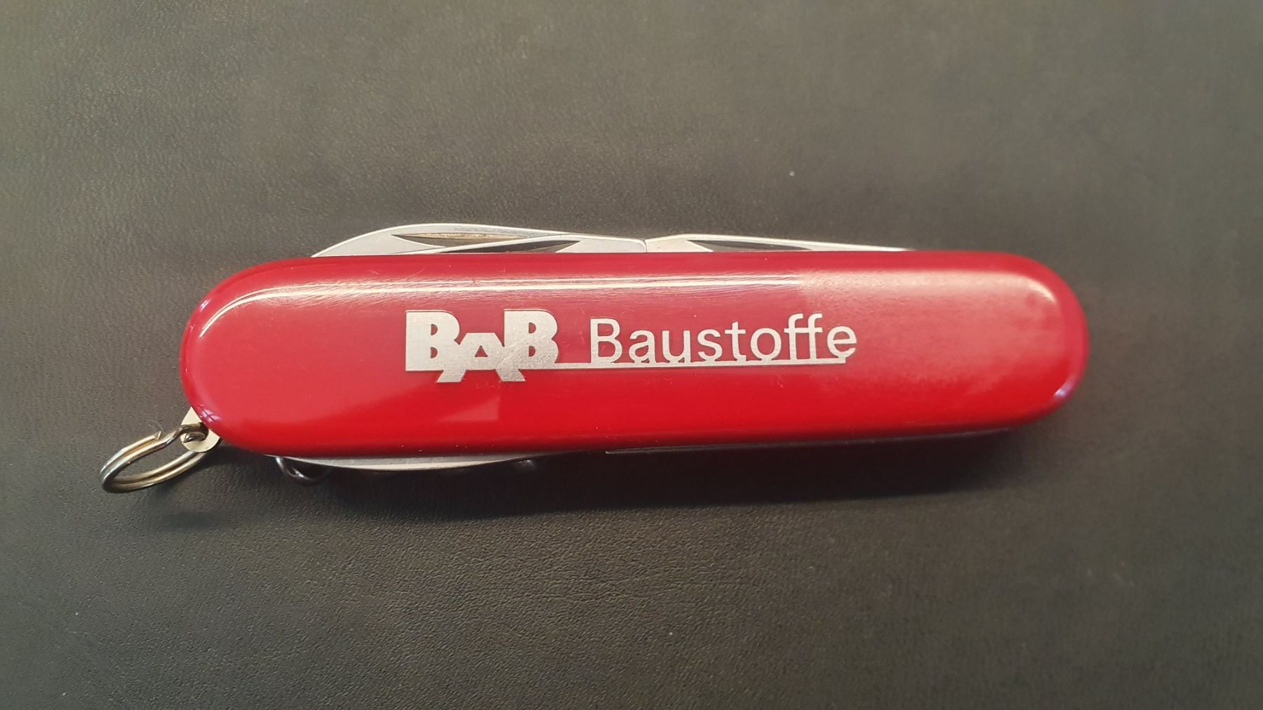 Victorinox Coltelli tascabile: 3 Victorinox Taschenmesser mit Logo – Usato da Härkingen venduto da MarianneSi