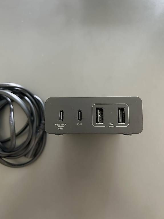 Ladegeräte: Ladegerät mit 2 USB-C- und 2 USB-A-Anschlüssen – Gebraucht aus Zürich von bboying