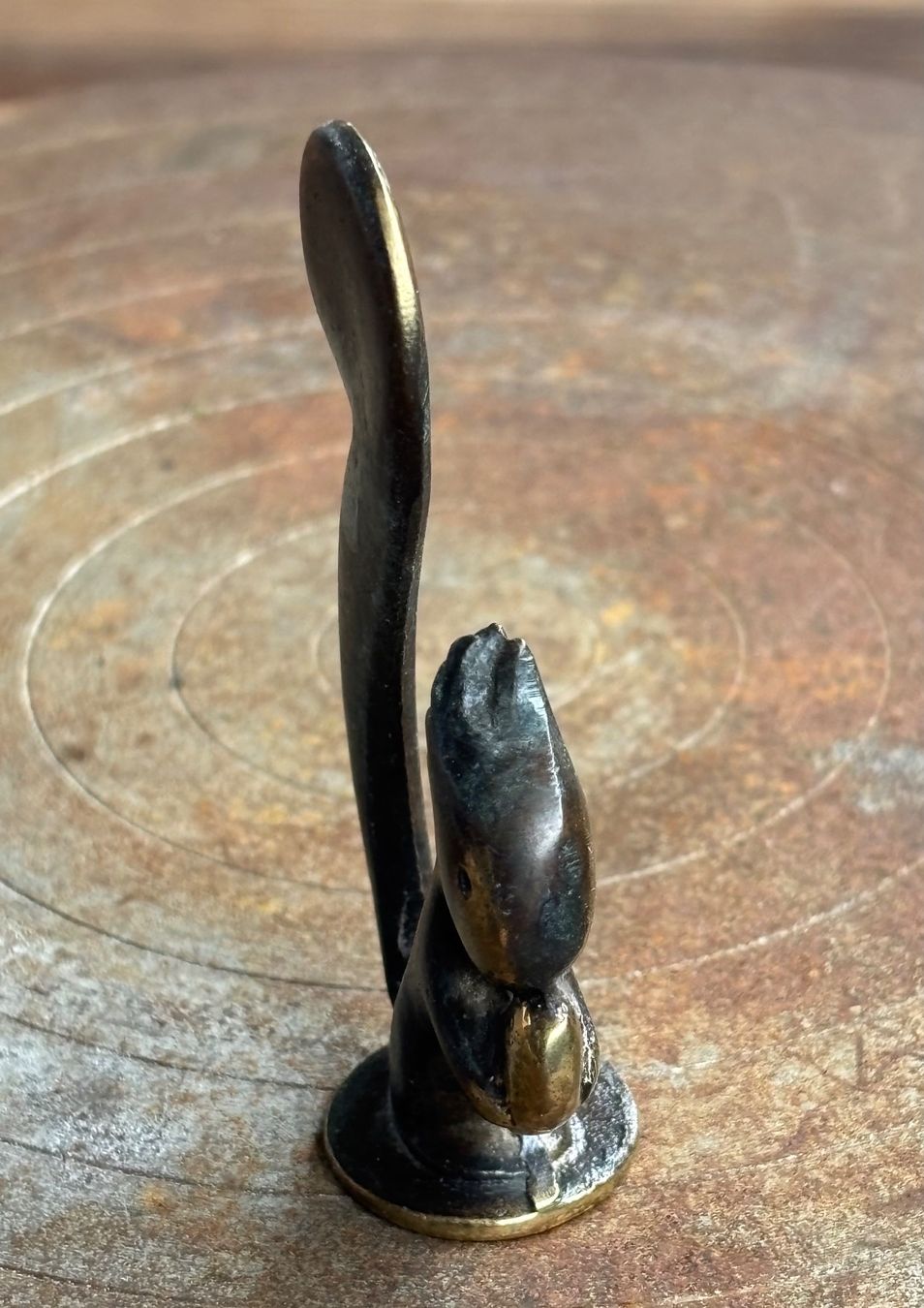 Statuette: Bronzefigur Eichhörnchen mit Nuss, eventuell Richard Rohac – Usato da Lüchingen venduto da Eeizo 1