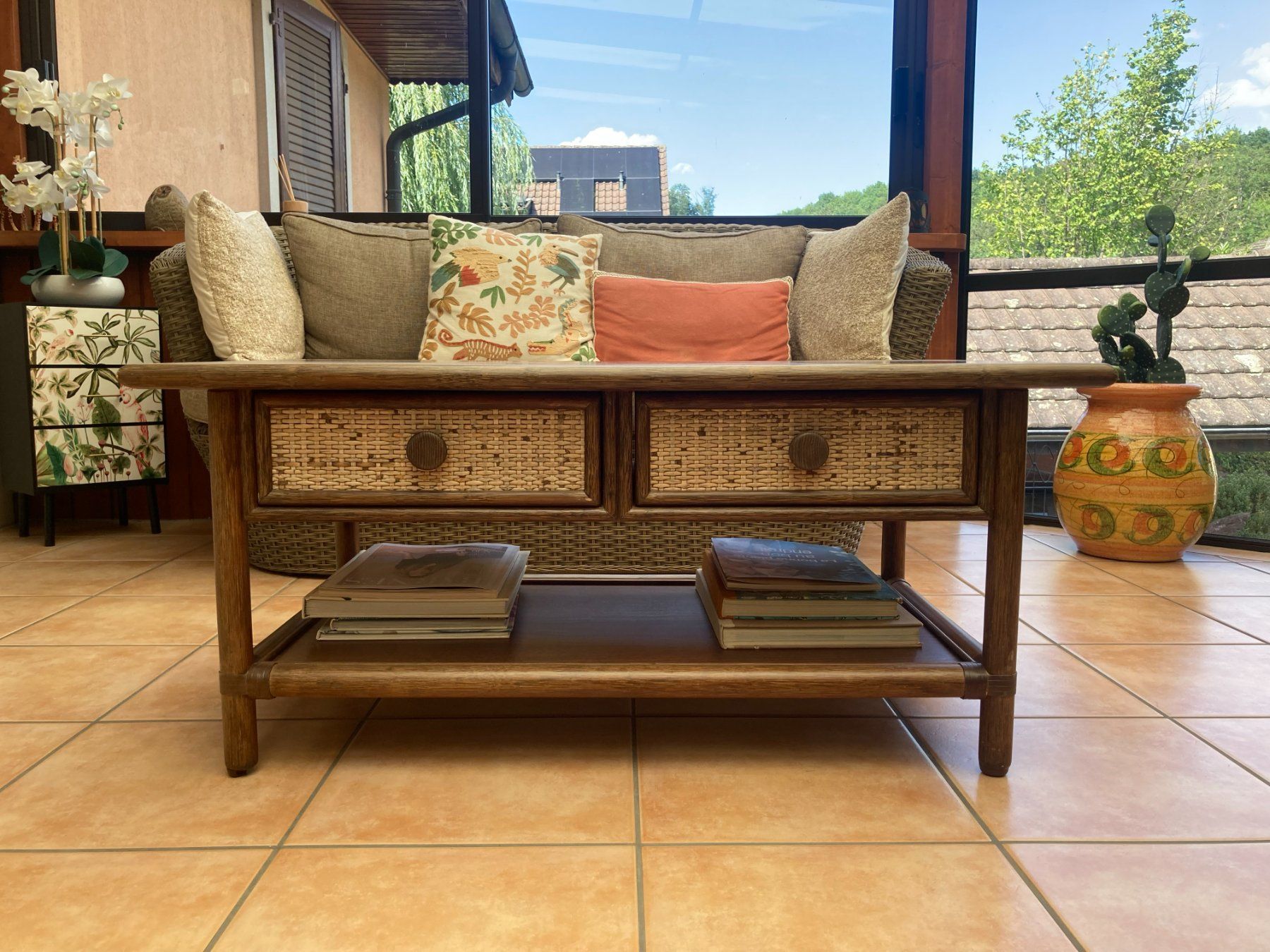 Tavoli: Vintage Rattan & Solid Wood Coffee Table with 2 Drawers – Usato da Crissier venduto da GOGOBABAY