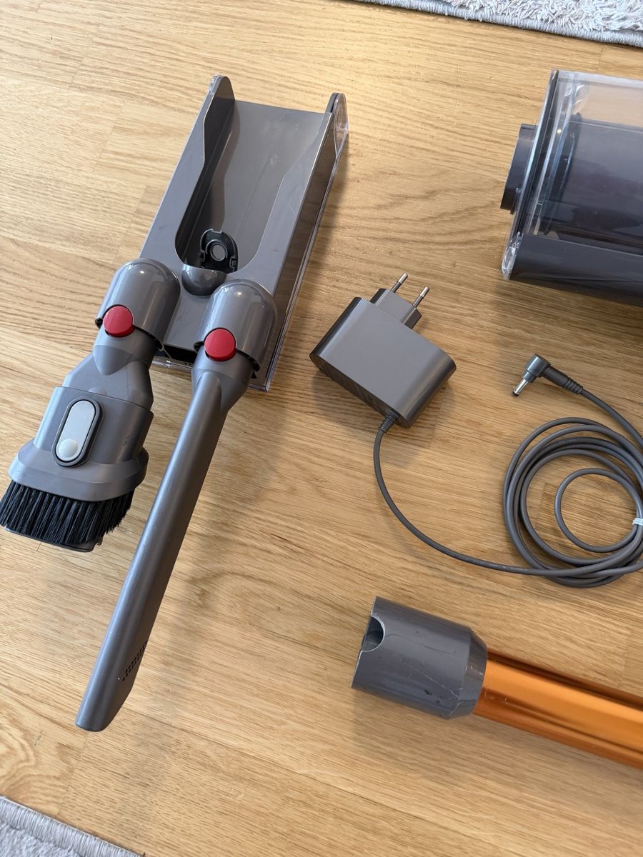 Dyson Aspirateurs & Accessoires: Dyson V10 cyclone absolute  – D'occasion à Meyrin par SA_3006 2