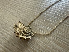 Goldige Muschel-Halskette, ideales Sommer-Accessoire!