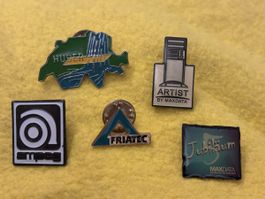 5x Pins von verschiedenen Firmen