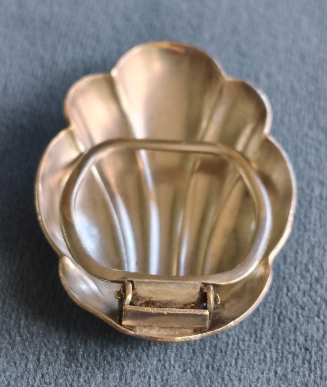 Broschen & Nadeln: Vintage Tuch - Brosche in Muschelform, versilbert – Gebraucht aus Zürich von Tanteemma369 3