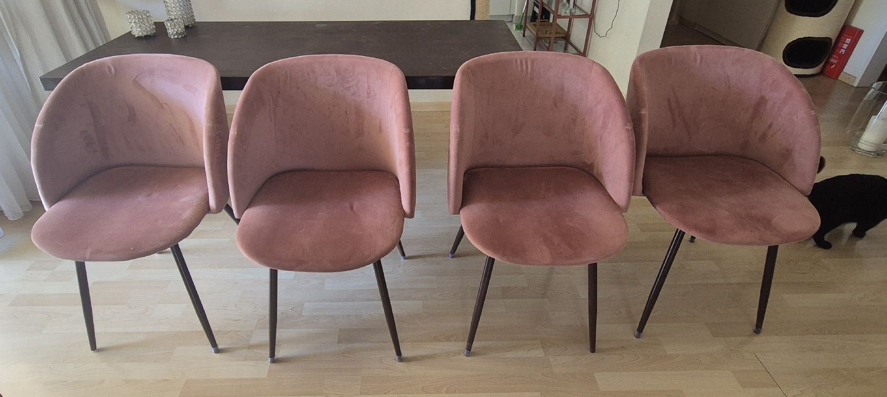 Tischset: Rosa Samt Stühle – Gebraucht aus Zürich von Sonne0125