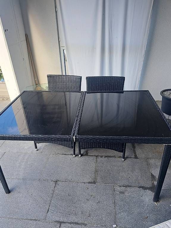 Set de table et chaises: Rattantisch mit 4 Stühlen – D'occasion à aadorf par skysleeper89