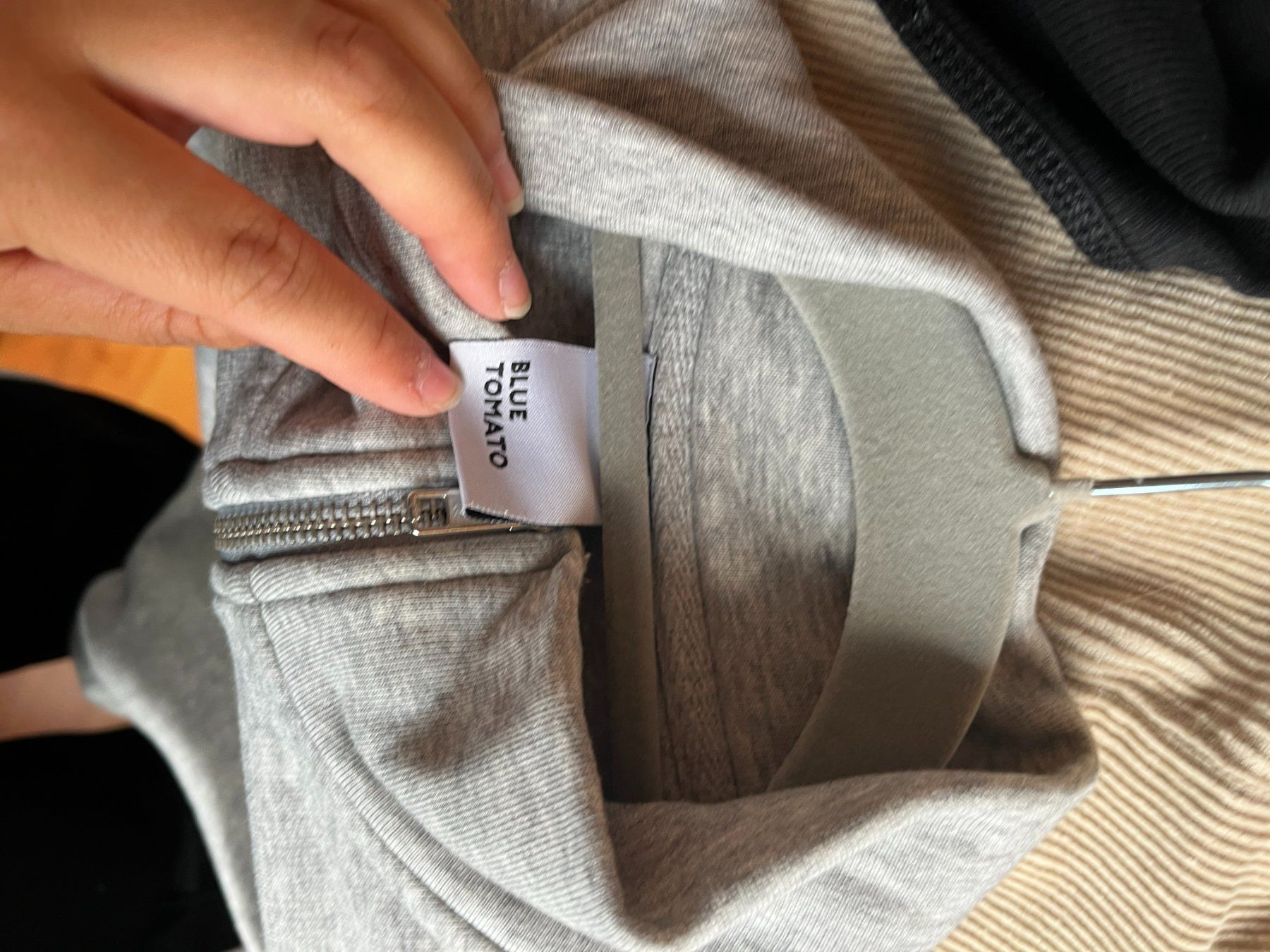 Maglioni & Felpe: Grauer Pullover mit Blumenprint – Usato da Seuzach venduto da anina.k 2
