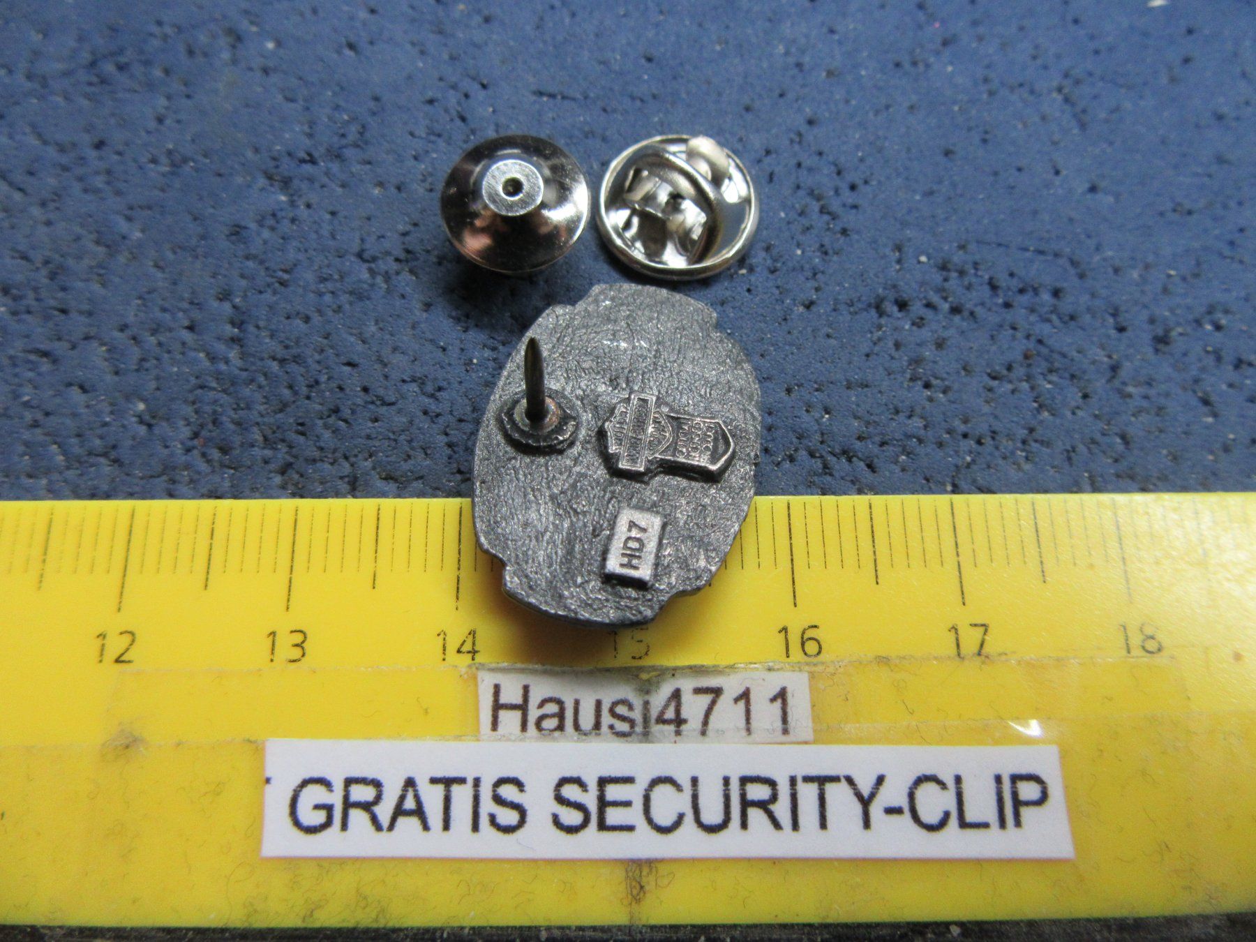 Harley-Davidson Placchette & Badge: HARLEY-DAVIDSON PIN "THE LEGEND LIVES ON" mit SECURITY-CLIP – Usato da Ettingen venduto da Hausi4711 2