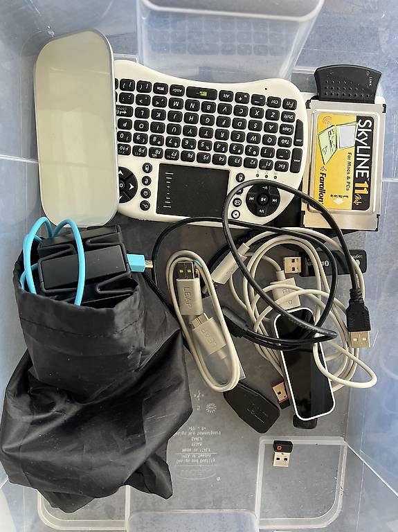 Caricabatterie: Diverse Computer Gadgets, Kabel, Powerbanks, usw. – Usato da Wittenbach venduto da Firmasaga