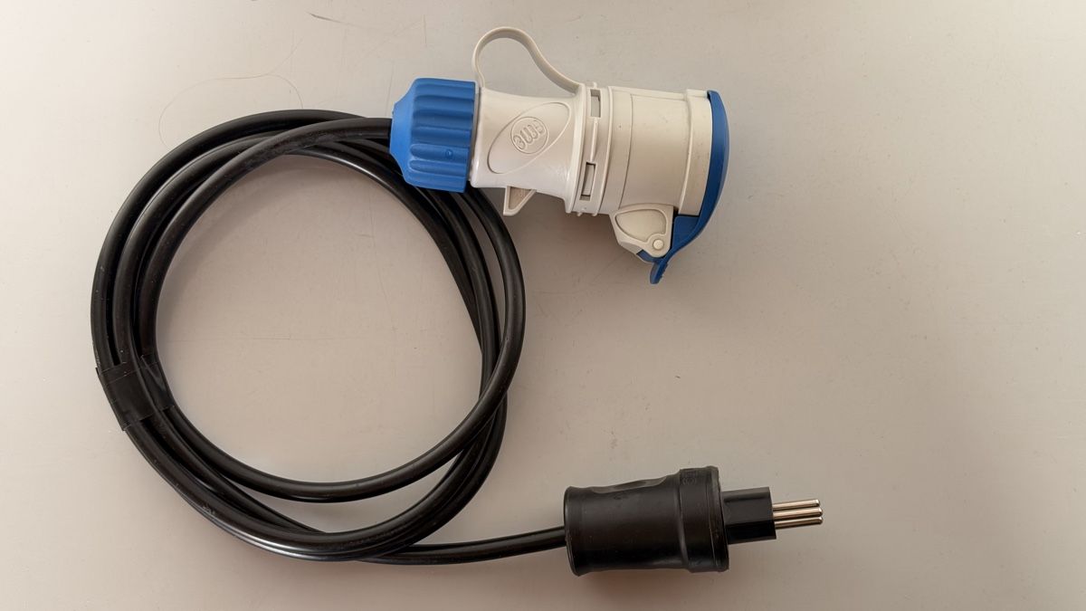 Cavi: Adapterkabel CEE 16A Schweizer Stecker 10A – Usato da Meikirch venduto da Konkursverwertung